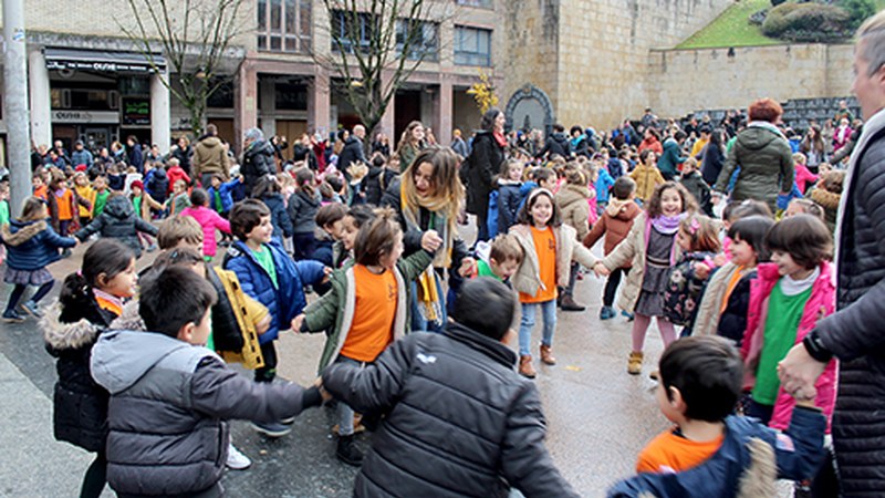 Haur Hezkuntzako ikasleen dantzarekin hasi dugu Euskeraren Eguna