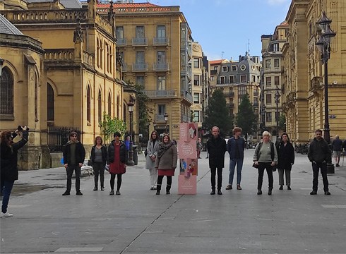 ‘Haurren aurrean helduok heldu’, azaroaren 22tik aurrera, helduen euskara erabileran eragiteko