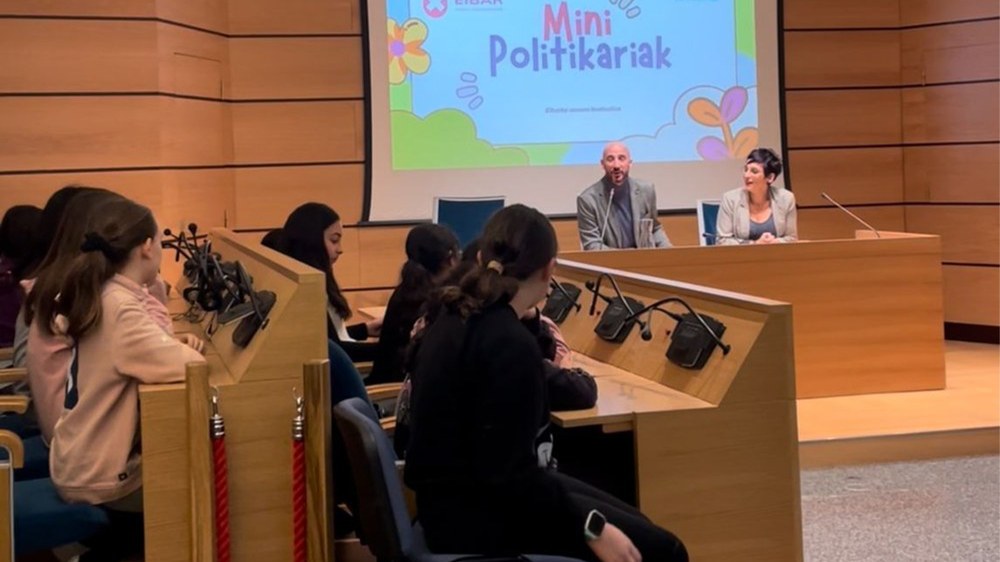 Haurren eta nerabeen kontseiluko 16 kideek ikasturte politikoari hasiera eman diote, “Mini Poli­tikariak” izenpean