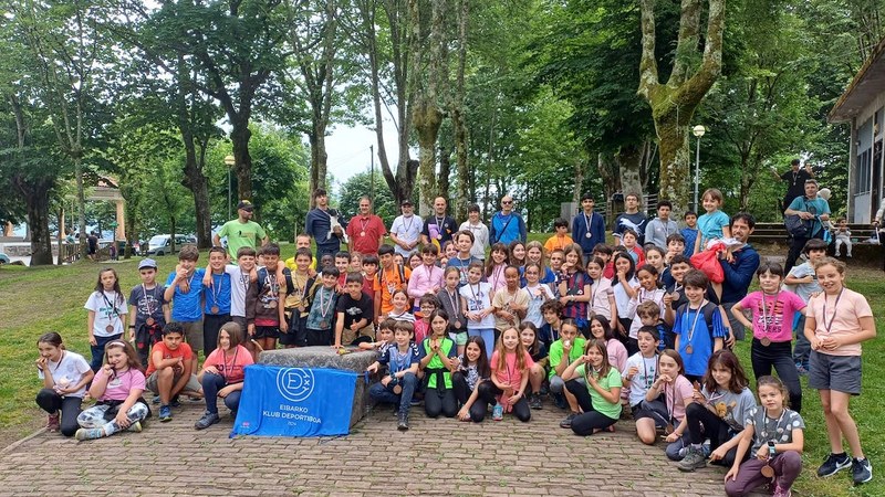 Haurren mendi-irteeren 2025-26 denboraldiko egitaraua prestatu dute