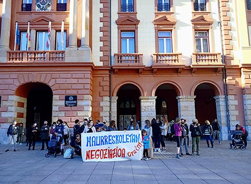 Haurreskolak Partzuergoko langileek negoziazio kolektiboa eskatzeko kontzentrazioa egin dute Untzagan