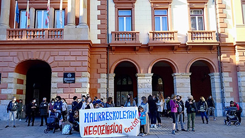 Haurreskolak Partzuergoko langileek negoziazio kolektiboa eskatzeko kontzentrazioa egin dute Untzagan