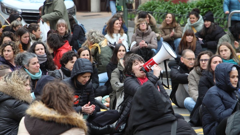 Haurreskoletako langileak kalera irten dira gaur goizean