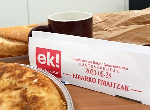 Hauteskundeetako paperezko aldizkari berezia goizetik eskuragarri herriko hainbat lekutan