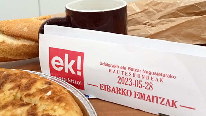 Hauteskundeetako paperezko aldizkari berezia goizetik eskuragarri herriko hainbat lekutan