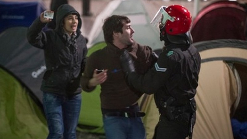 Hekimen elkarteak Lander Arbelaitz kazetariari elkartasuna adierazi dio