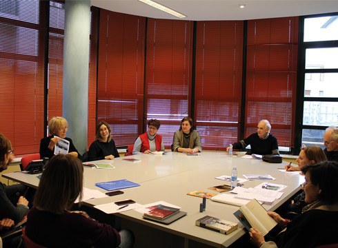 Irakurketa klubetan parte hartzeko eta hizkuntzak praktikatzeko izena emateko epea zabalik dago udal liburutegian