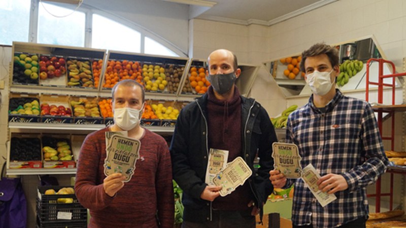 “Hemen ondo birziklatzen dugu” ikurra eskualdeko saltoki txikietan aplikatuko du orain Mankomunitateak