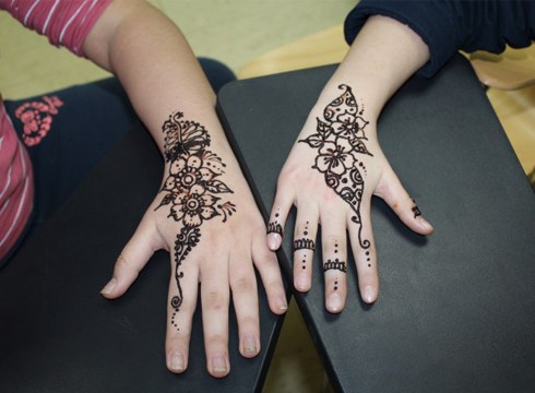 Primeran ibili ziren henna-tailerrean