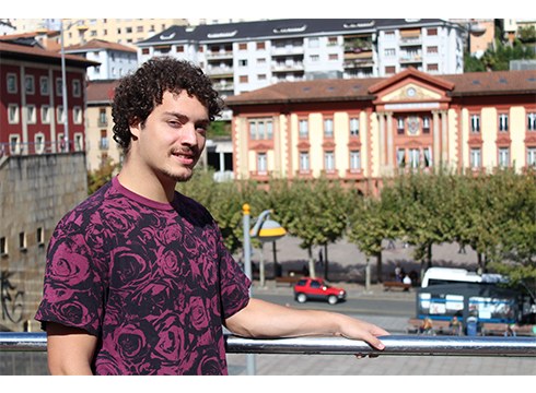 Henrique de Souza, dantzaria: “Dantzaren bitartez lagunak egin ditut toki guztietan”