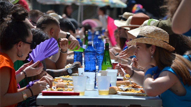 [ARGAZKIAK] Herri bazkari jendentsu eta eguzkitsua