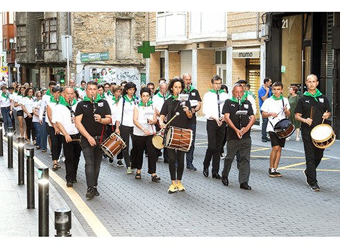 Herri ezberdinetatik etorritako txistulariekin batera aritu ziren Usartza taldekoak Eibarko III. Txistu Egunean