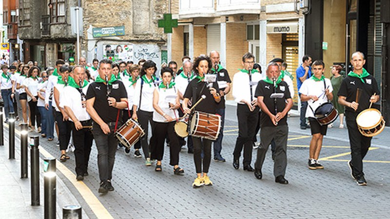 Herri ezberdinetatik etorritako txistulariekin batera aritu ziren Usartza taldekoak Eibarko III. Txistu Egunean