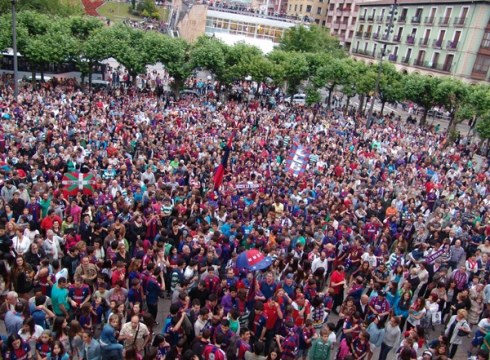 Herriak harrera ezin beroagoa egin dio Eibar taldeari