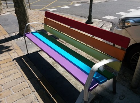 Herriko bankuak ortzadarraren koloreekin margotzeko gonbitea egin dute