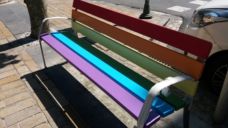 Herriko bankuak ortzadarraren koloreekin margotzeko gonbitea egin dute