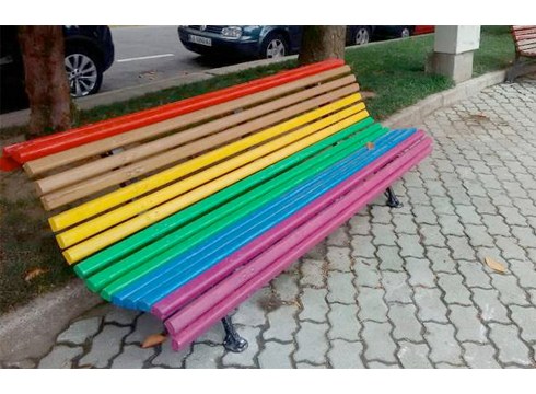 Herriko bankuak ostadarraren koloreekin margotzeko emakume bila dabiltza