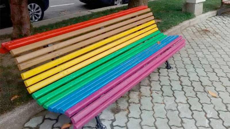 Herriko bankuak ostadarraren koloreekin margotzeko emakume bila dabiltza