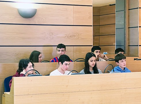 Herriko gazteek euskararen inguruko kezkaK igorri dizkiete politikariei plenoan