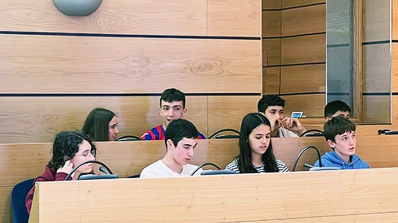 Herriko gazteek euskararen inguruko kezkaK igorri dizkiete politikariei plenoan