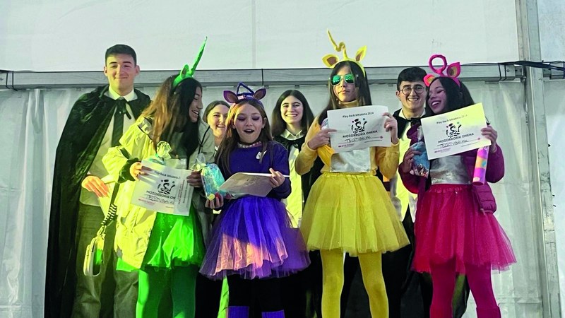 Herriko gazteek kolorez bete zuten play-back lehiaketa