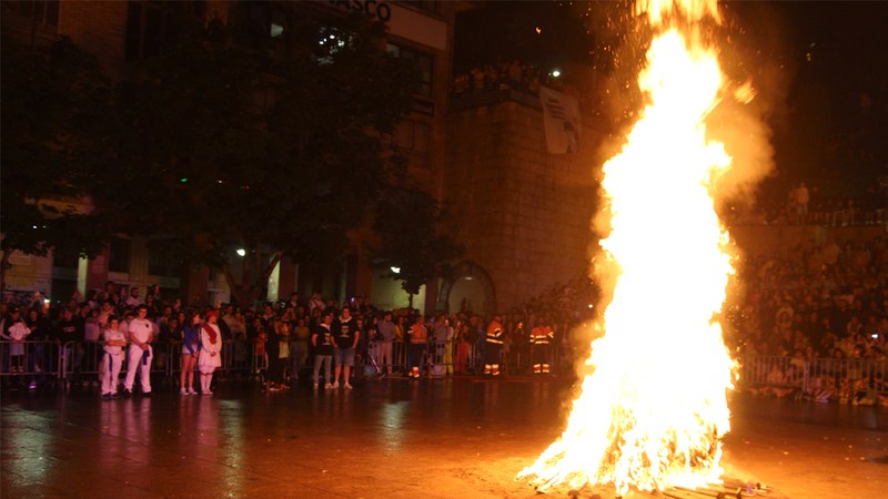 Herriko hainbat lagun eta erakunde omendu zituzten atzoko San Juan Suan