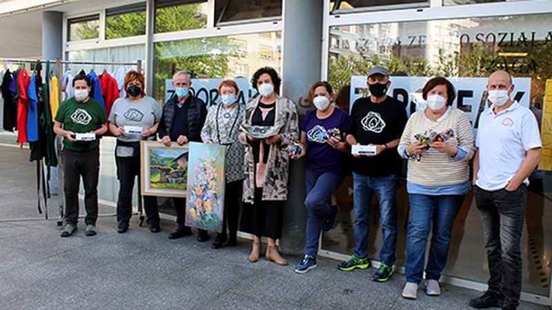 Herriko hiru artistak emandako artelanen zozketa antolatu dute Zaporeak Proiektuari laguntzeko