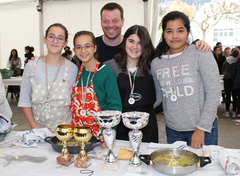 Herriko ikasleak bikain ibili ziren bakailaoa pil-pil erara prestatzen