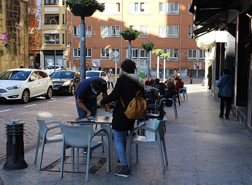 Herriko tabernari gehienek ateak zabaldu dituzte, Eibar kolore gorritik laranjara igarotzean
