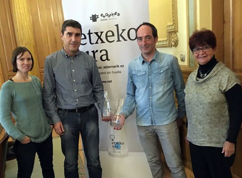 Herriko tabernetan hasi den "Etxeko Ura" kanpaina aurkeztu dute