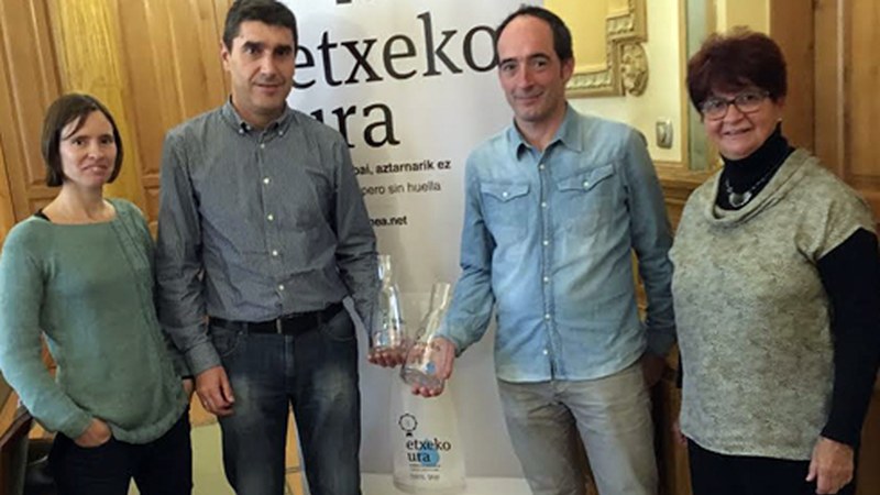 Herriko tabernetan hasi den "Etxeko Ura" kanpaina aurkeztu dute