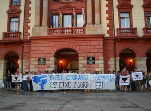 Herrira-ri elkartasuna adierazteko ekitaldiak