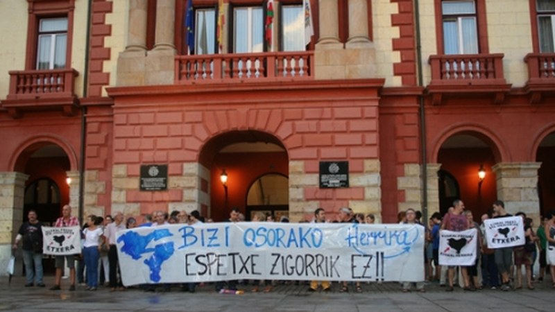 Herrira-ri elkartasuna adierazteko ekitaldiak