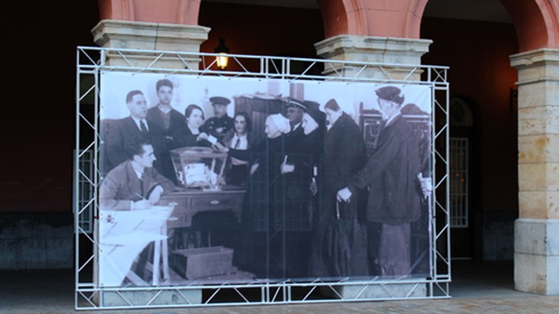 Herritar guztientzat zabaldu dute “Argazki baten istorioa” bisita gidatua