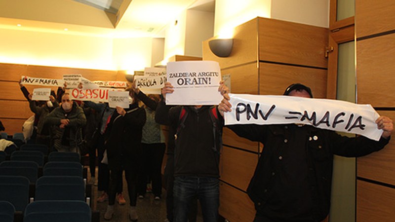 Herritar talde batek osoko bilkura eten egin du, "Zaldibar argitu" oihukatuta