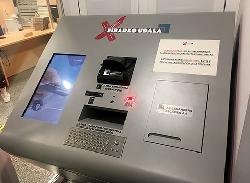 Herritarrek hainbat tramite egitea ahalbidetzen duen makina jarri dute udaletxean
