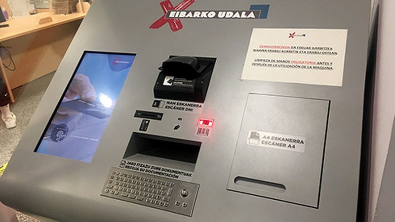 Herritarrek hainbat tramite egitea ahalbidetzen duen makina jarri dute udaletxean
