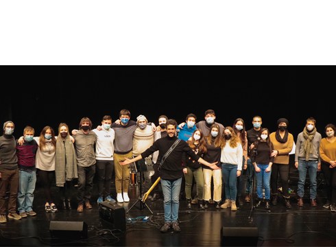 Hibai Etxebarriak eta Eibarko Koro Gazteko lau kidek zuzenean abestuko dute gaur ETB1ean, 16:00etatik aurrera