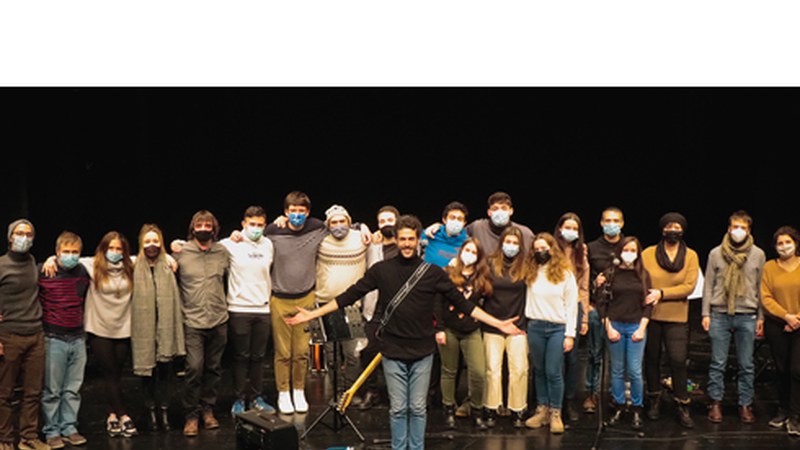 Hibai Etxebarriak eta Eibarko Koro Gazteko lau kidek zuzenean abestuko dute gaur ETB1ean, 16:00etatik aurrera