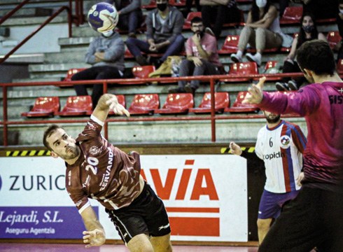 Hierros Servando Eibar Eskubaloia garaipen bidetik jarraitzeko asmotan