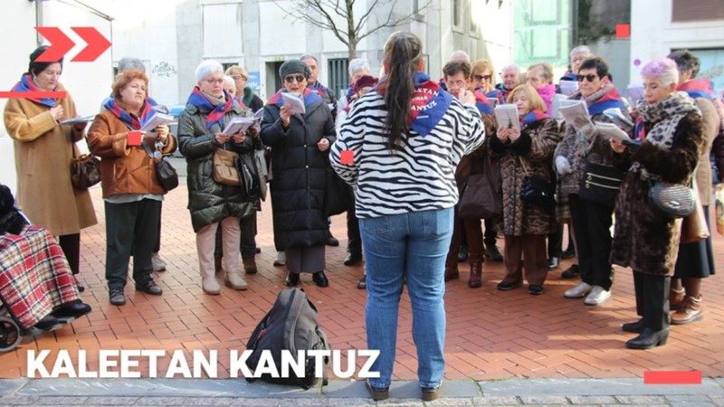 Hileroko kantu-kalejira egin du gaur Kaleetan Kantuz abesbatzak