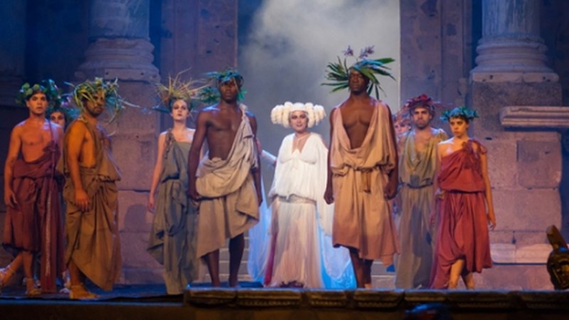 Hillebetetik gora antzerki