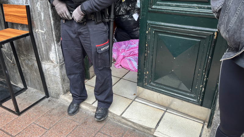 Hiru adingabe dituen familia bat etxegabetu dute Eibarren, Bidebarrieta kalean