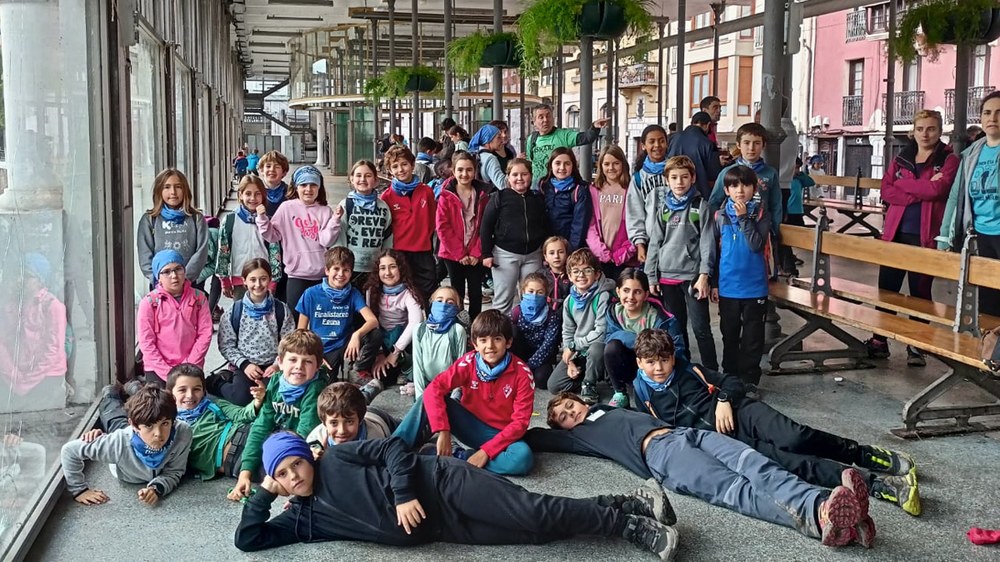 Hiru autobus bete ziren Eibarren Gipuzkoako Eskolarteko Finalistaren Egunerako