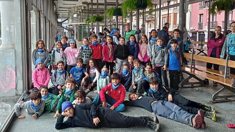 Hiru autobus bete ziren Eibarren Gipuzkoako Eskolarteko Finalistaren Egunerako