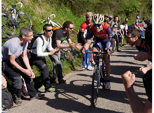 Hiru eguneko gurpil jaiaren aurrean