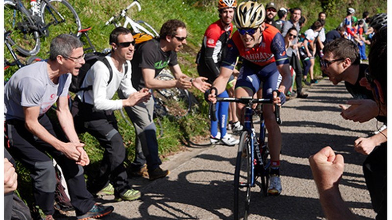 Hiru eguneko gurpil jaiaren aurrean