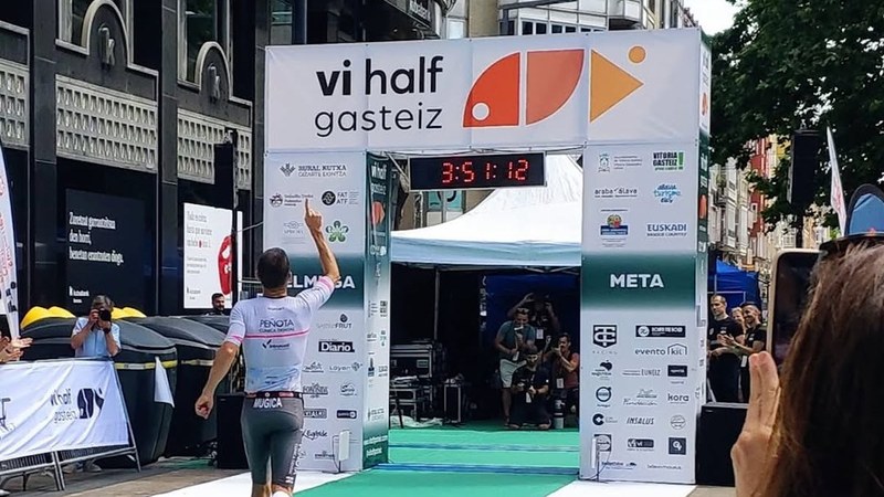 Hiru eibartarrek garaipena eman zioten Peñota taldeari distantzia erdiko Gasteizko triatloian