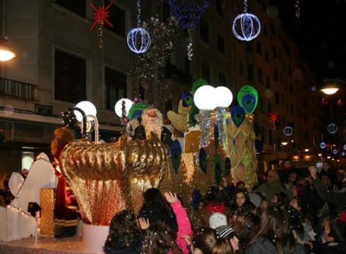 Hiru Erregeek herria zeharkatu zuten kabalgatan