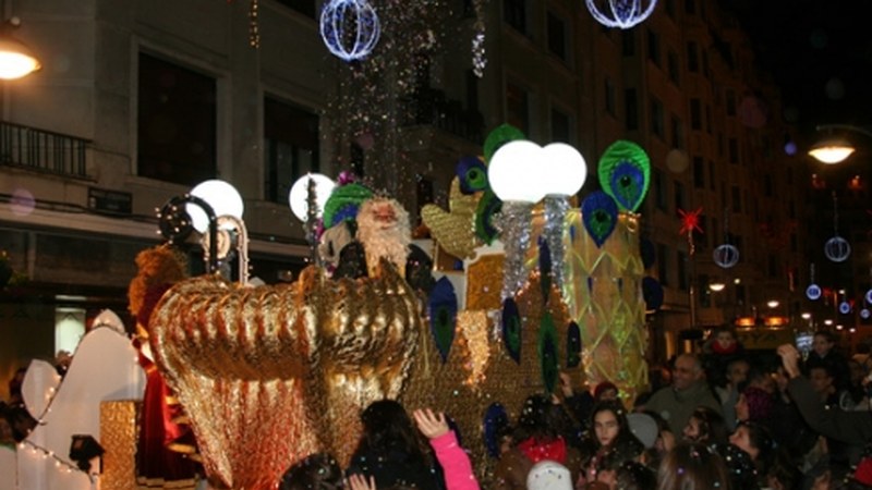 Hiru Erregeek herria zeharkatu zuten kabalgatan